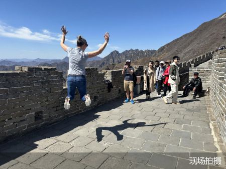文旅部多措并舉提質(zhì)升級旅游公共服務(wù) 增開專列航班，強(qiáng)化外語咨詢